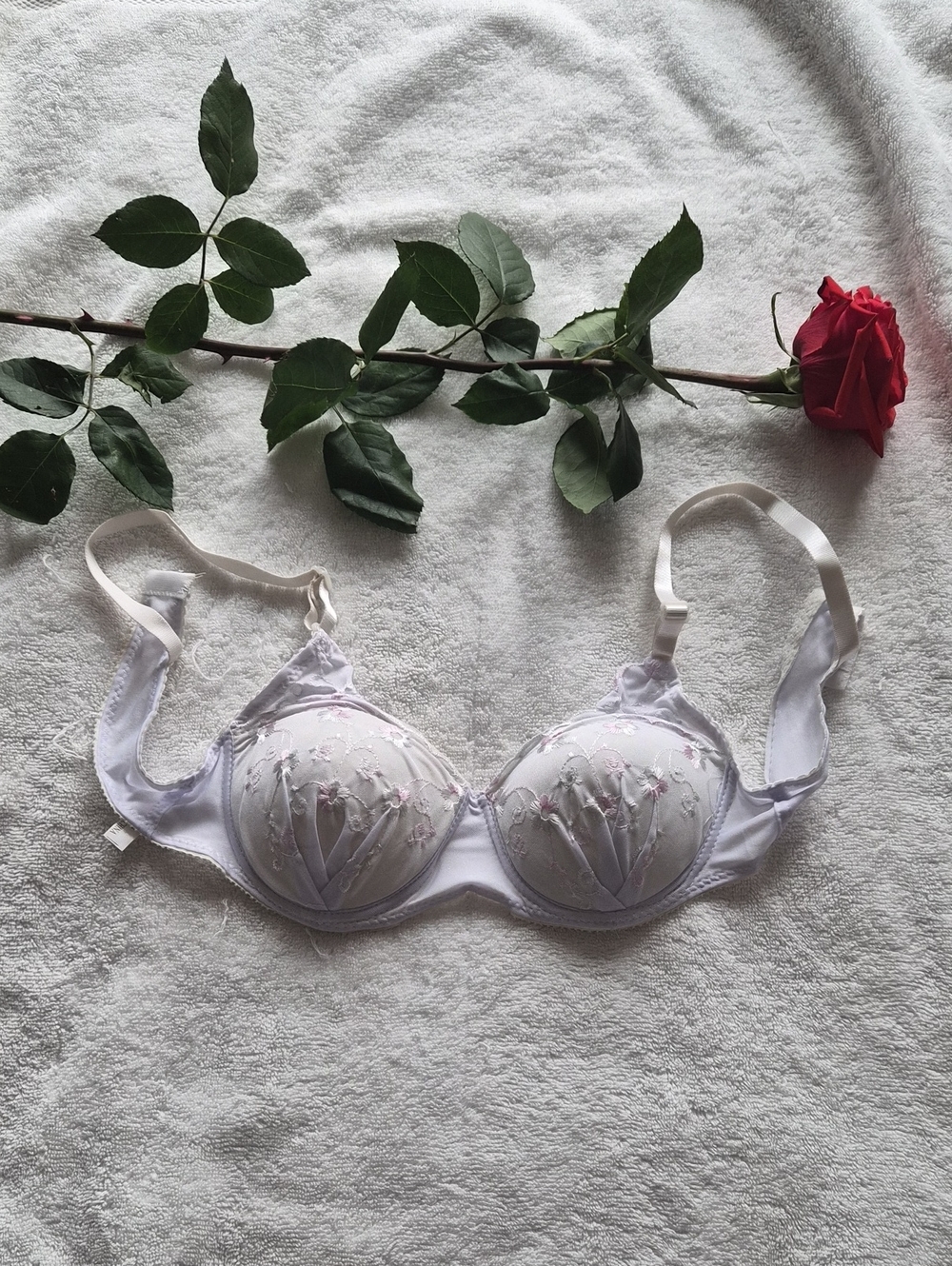 Elegant White Embroidered Underwire Bra - Women Intimates